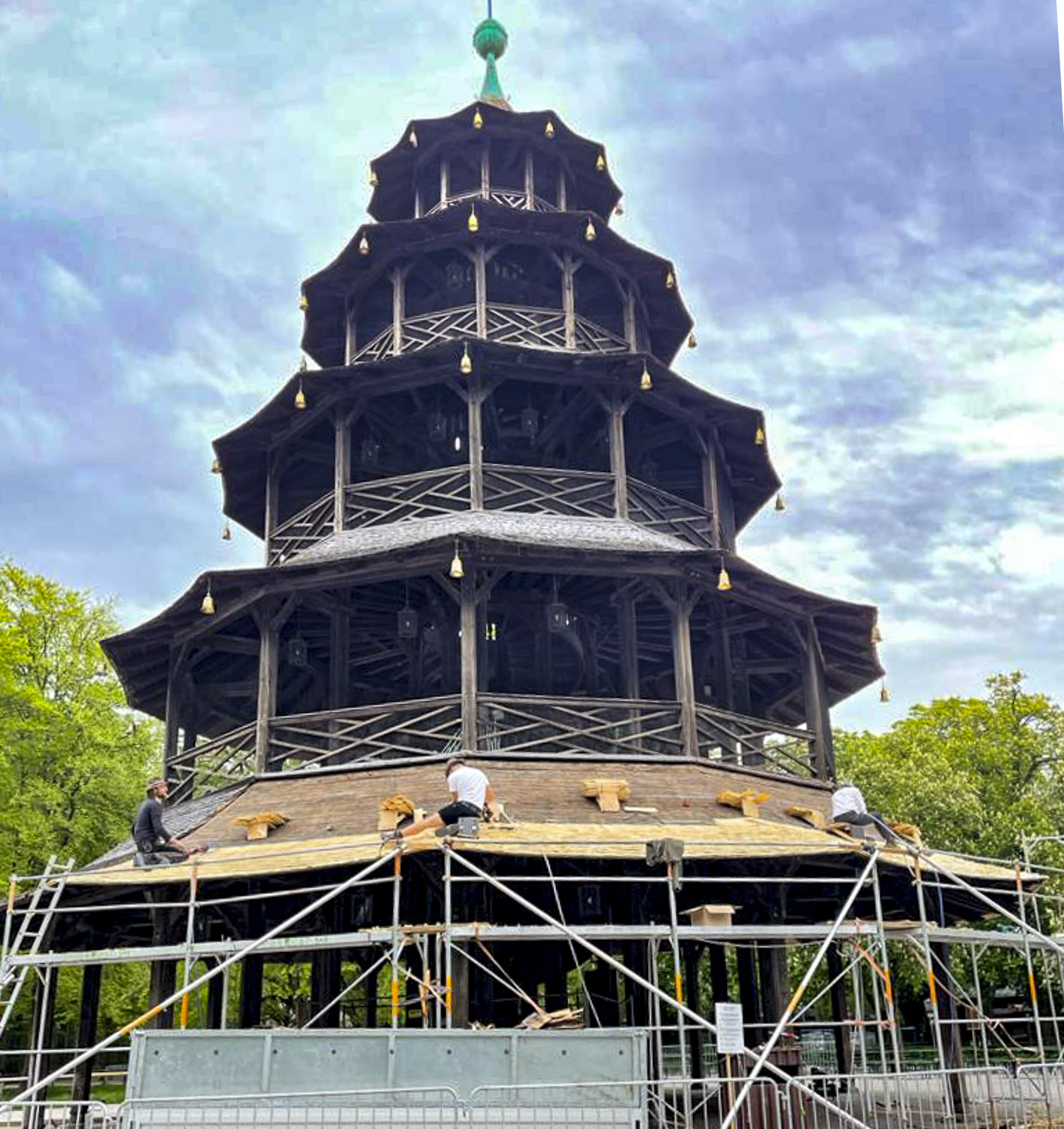 Chinesischer Turm im Englischen Garten Dächer und Fassaden mit