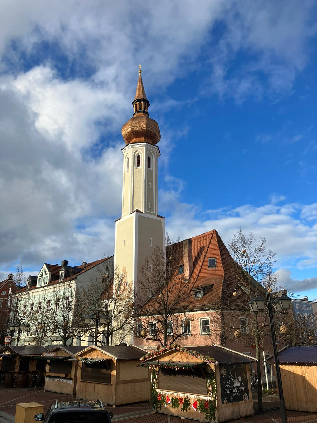 Stadtkirche Erding Dächer und Fassaden mit Holzschindeln gedeckt